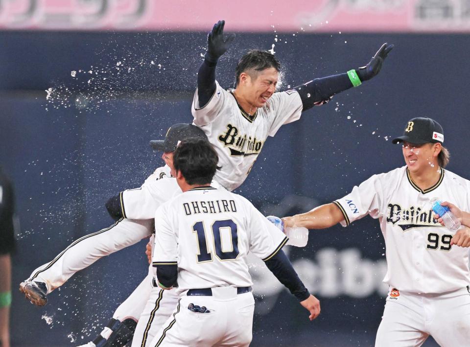 　９回、サヨナラ打を放ち、ナインから手荒い祝福を受ける若月（撮影・立川洋一郎）