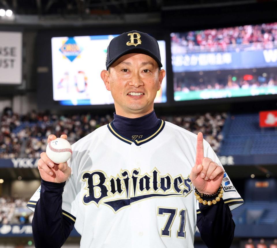 　ウイニングボールを手に笑顔を見せる岸田監督（撮影・山口登）