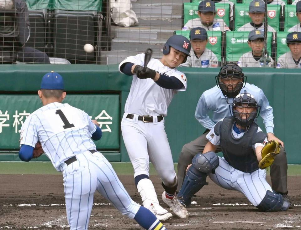 　５回、健大高崎・石垣（１）から右前適時打を放つ阿部葉（撮影・開出牧）