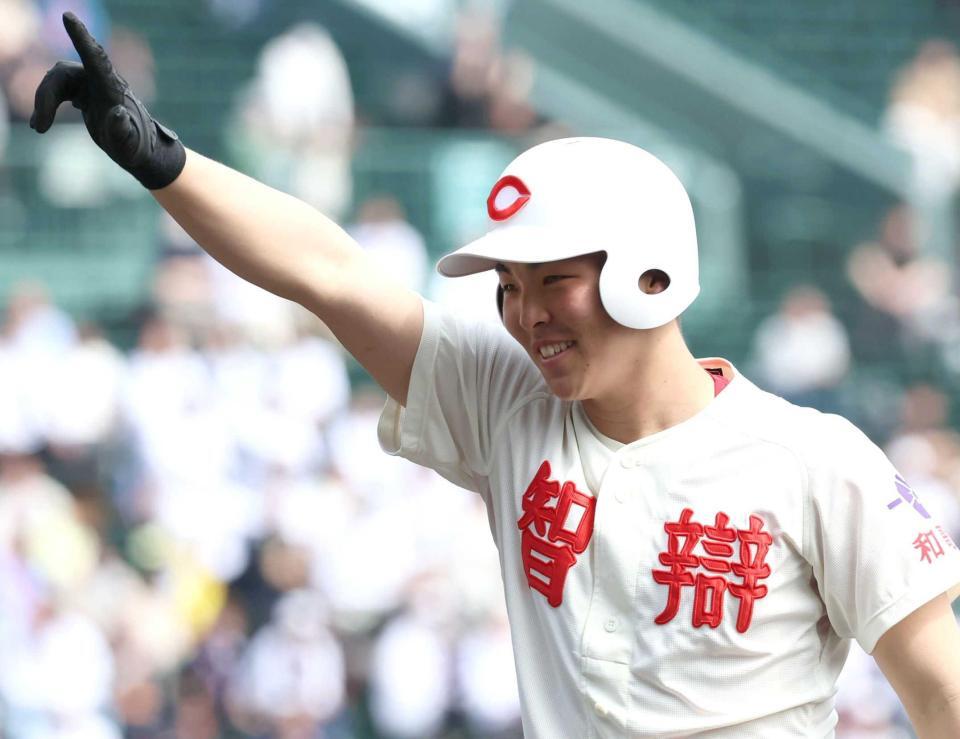 　１回、先制打を放った智弁和歌山・福元はベンチに向かってポーズを決める（撮影・石井剣太郎）