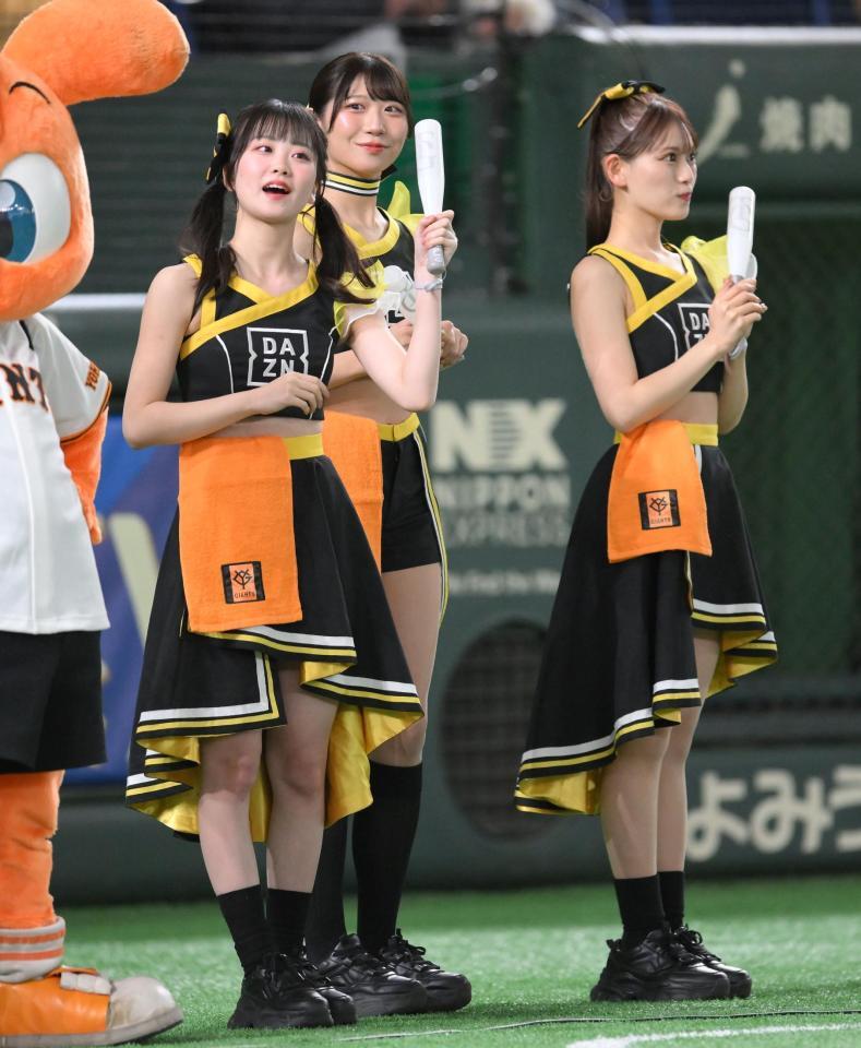 　試合前、スタンドを盛り上げるＤＡＺＮガールズ（撮影・伊藤笙子）