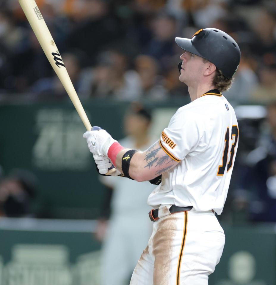 　３回、右中間に３ランを放つキャベッジ（撮影・西岡正）