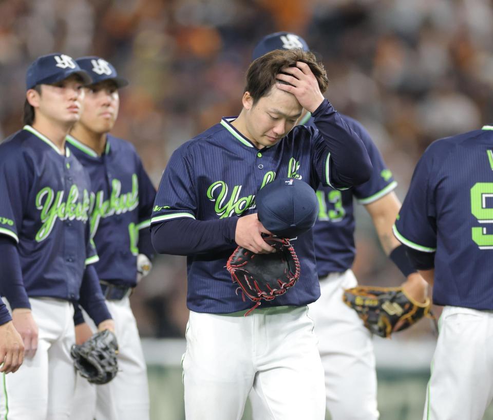 　２回、５失点で降板する吉村（撮影・西岡正）