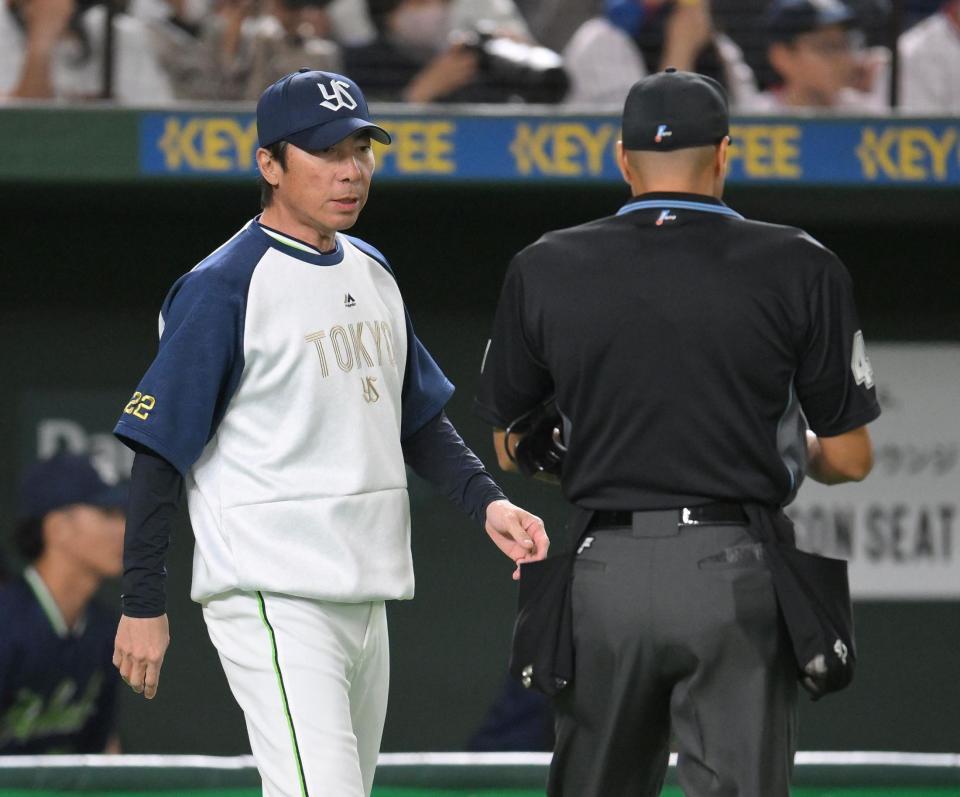 　２回、岡本を迎えたところで投手交代を告げる高津監督（撮影・伊藤笙子）