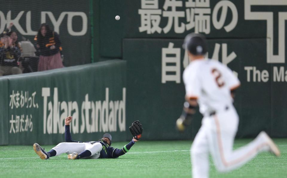 　２回、ヘルナンデスの打球を追うも捕れずに後逸する右翼手・サンタナ（撮影・伊藤笙子）