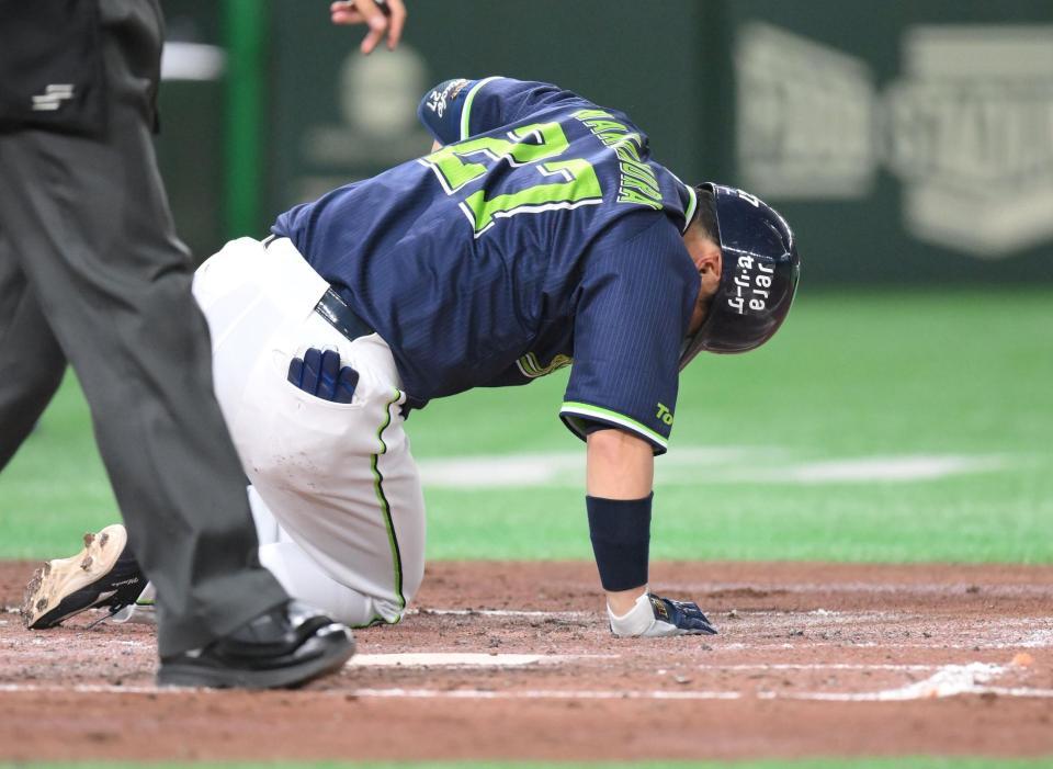 　３回、自打球を足に当て倒れる中村悠（撮影・伊藤笙子）