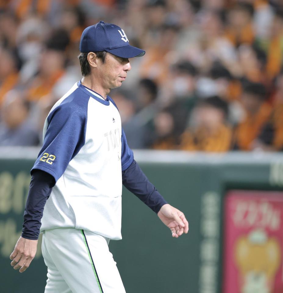 　２回、投手交代を告げ、ベンチへ引き揚げる高津監督（撮影・西岡正）