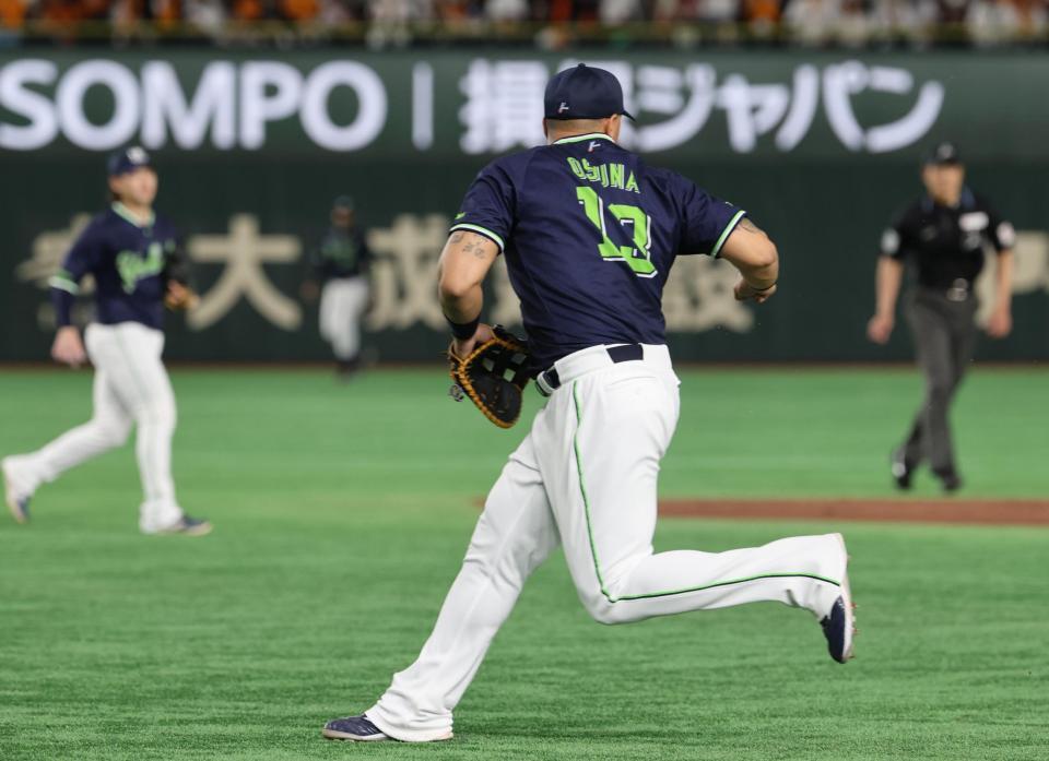 　２回、キャベッジの一ゴロを後逸したオスナ