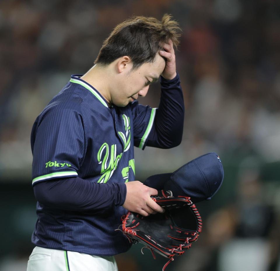 　２回、５失点で降板する吉村（撮影・西岡正）