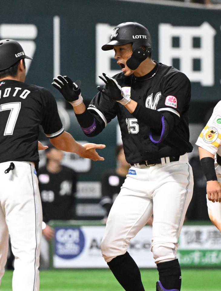 　５回、左越えに逆転３点本塁打を放ち、タッチを交わす岡