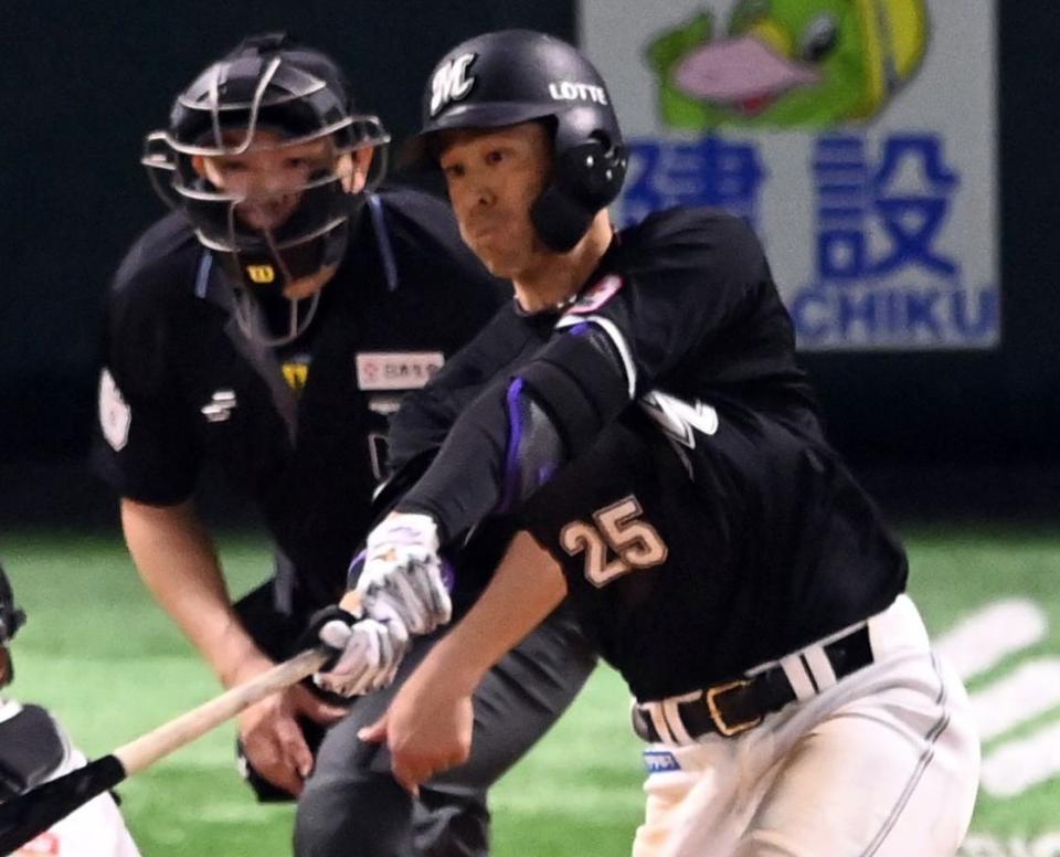 　１０回、岡は右前適時打を放つ