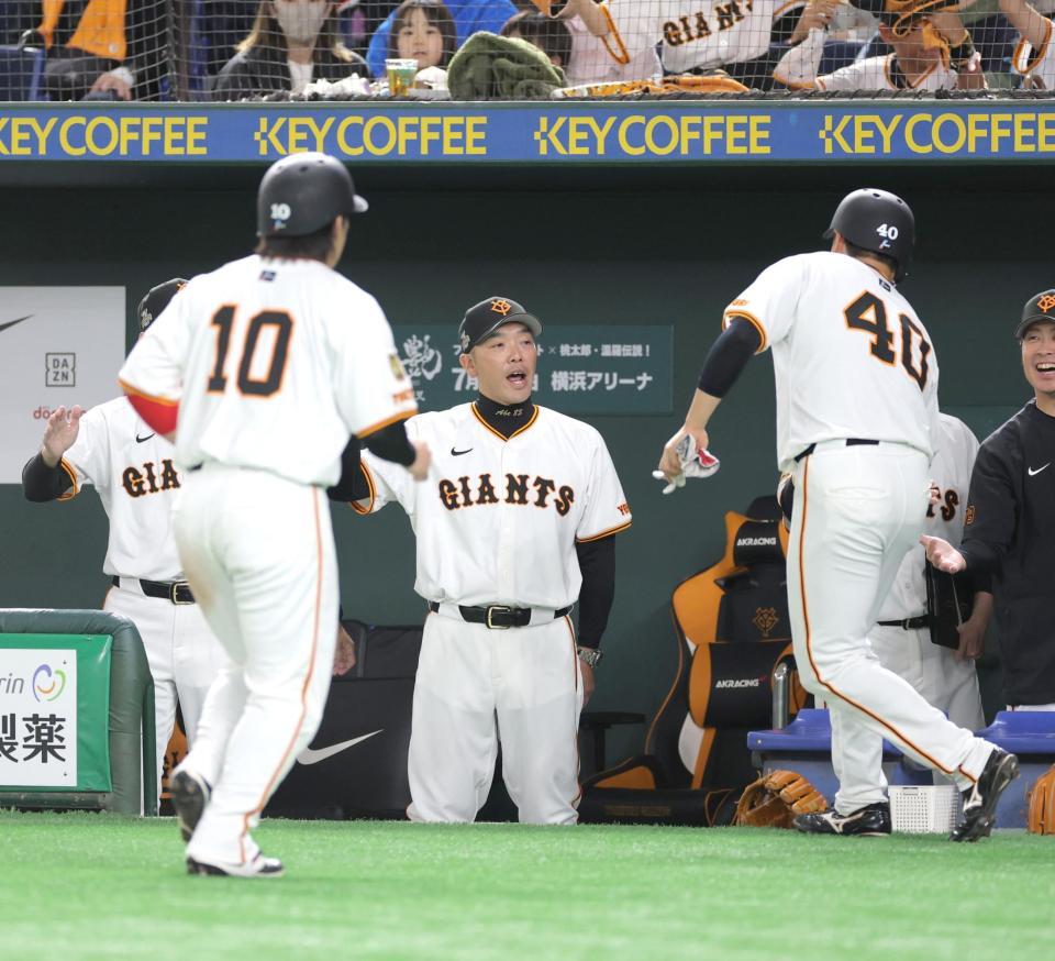 　２回、門脇の２点二塁打で生還した甲斐（左）と中山（右）を迎える阿部監督（撮影・西岡正）