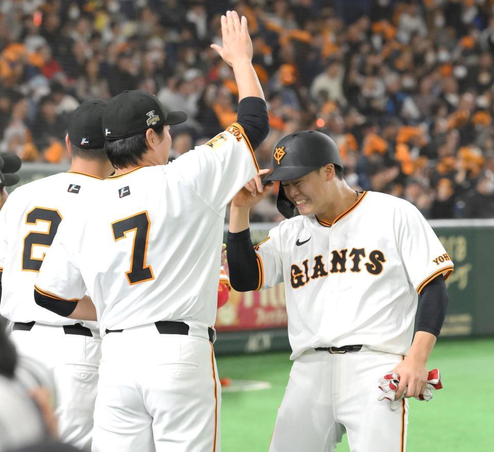 　２回、門脇の２点適時二塁打で生還し、長野（左）から手荒い祝福を受ける中山（撮影・伊藤笙子）