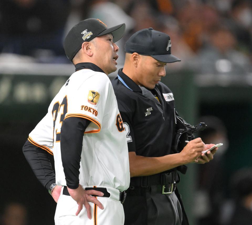 　７回の攻撃を終え、選手交代を告げる阿部監督（撮影・伊藤笙子）