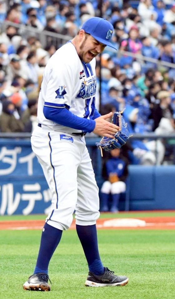 　４回、岡林を中飛に打ち取り、吠えるバウアー（撮影・佐藤厚）