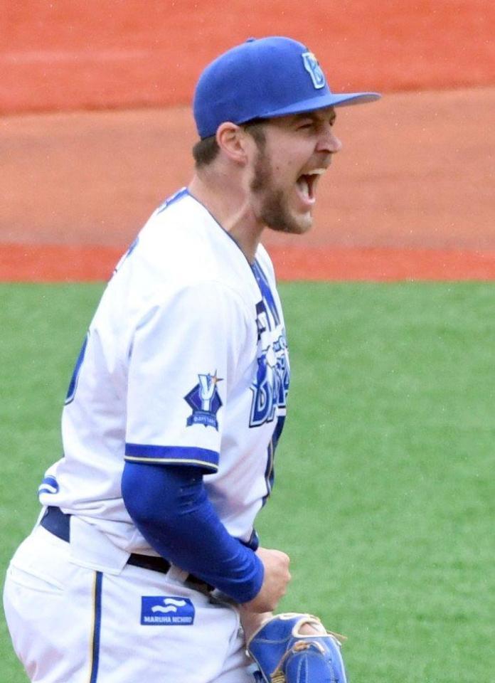 　１回、上林を三振に仕留め、雄叫びを上げるバウアー（撮影・佐藤厚）