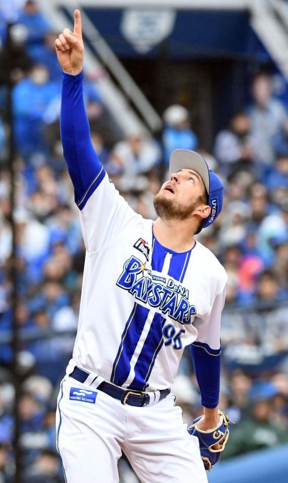 　４回、木下を二飛に打ち取り、打球を指さすバウアー（撮影・佐藤厚）