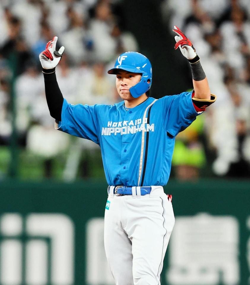 　４回、二塁打を放ち、ポーズをとる野村（撮影・中島達哉）