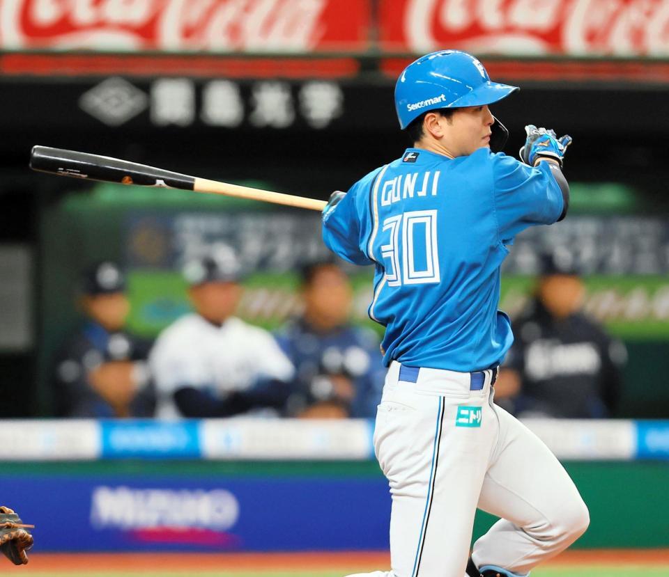 　４回、適時打を放つ郡司（撮影・中島達哉）