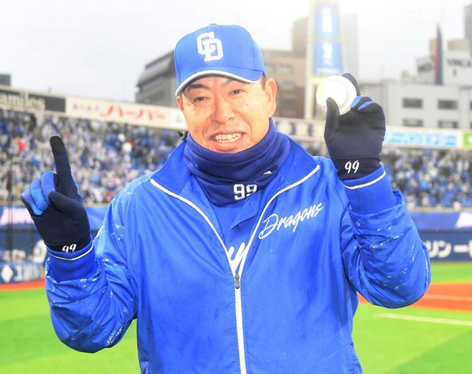 　ウイニングボールを手に笑顔を見せる井上監督（撮影・佐藤厚）