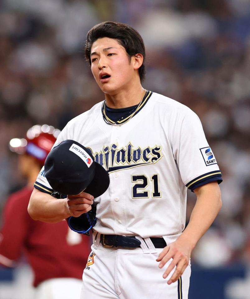 　１０回、勝ち越しを許した山崎は厳しい表情でベンチに戻る（撮影・山口登）