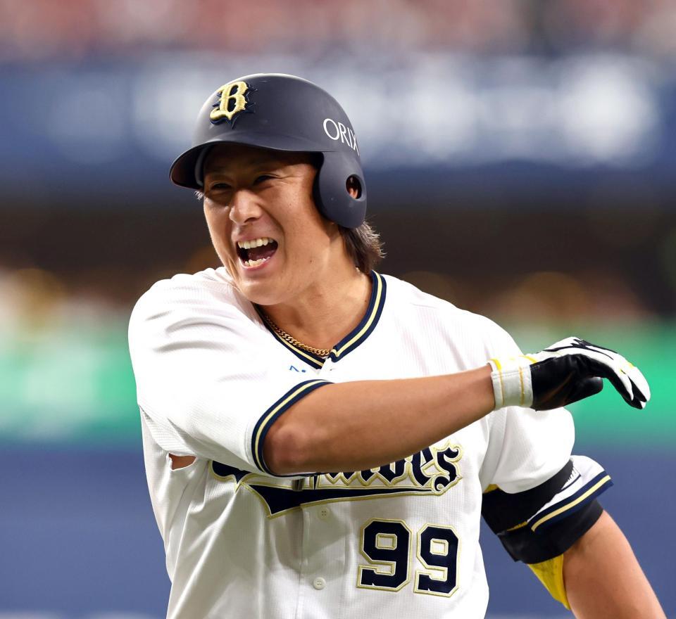 　８回、同点に犠飛を放ち笑顔を見せる杉本（撮影・山口登）