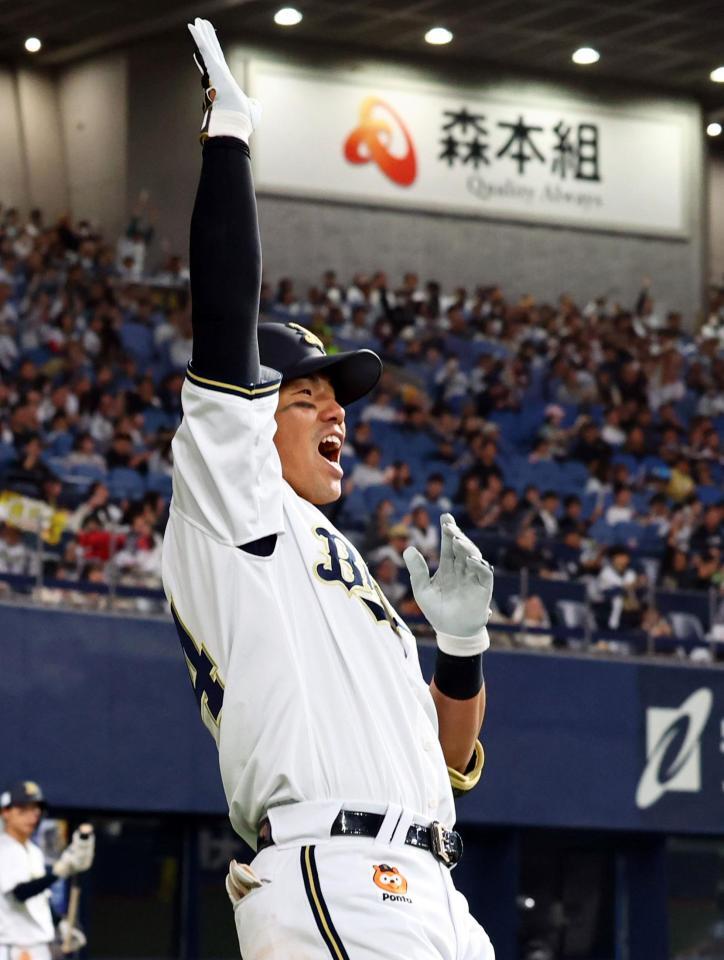 　７回、頓宮はソロを放ちベンチ前でポーズを決める（撮影・山口登）