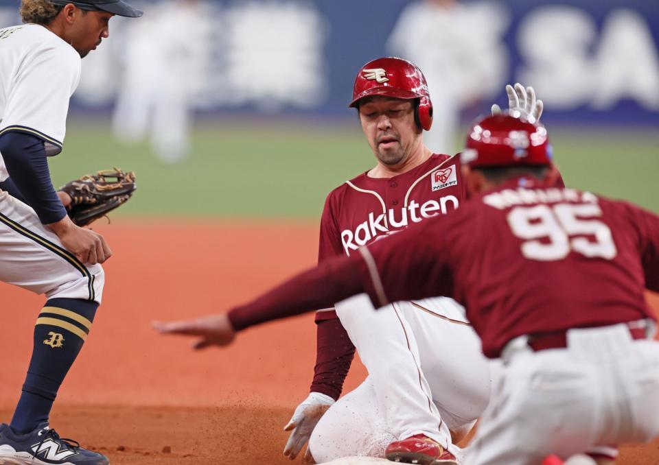 　１０回、右中間へ勝ち越しとなる２点適時三塁打を放ち滑り込む阿部（撮影・立川洋一郎）