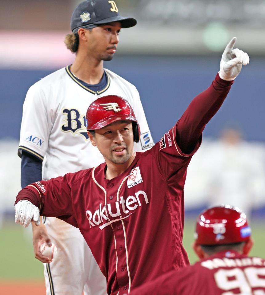 　１０回、右中間へ勝ち越しとなる２点適時三塁打を放ち、ベンチへポーズを見せる阿部（撮影・立川洋一郎）