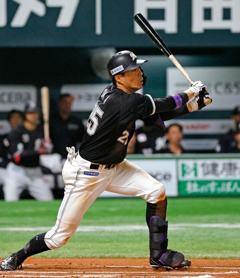 　１０回、岡が右前に勝ち越し打を放つ