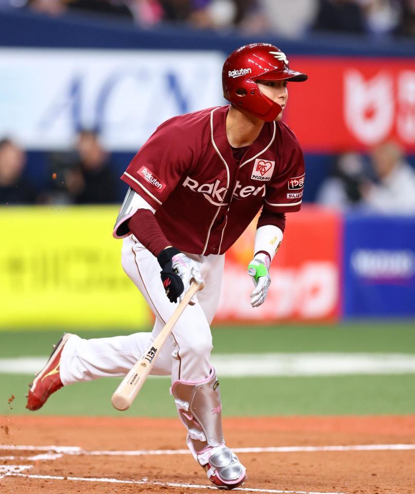 　３回、右翼線に二塁打を放つ宗山（撮影・山口登）