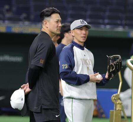 　嶋コーチ（右）と談笑する田中将（撮影・西岡正）