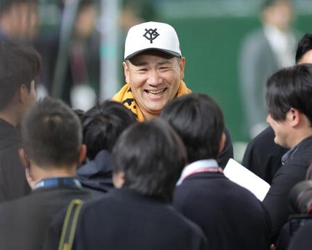 　報道陣の質問に笑顔で答える田中将（撮影・西岡正）