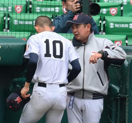 　６回途中に降板する織田翔希（左）に声をかける横浜・村田浩明監督（撮影・西田忠信）