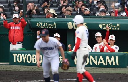 　８回、２点三塁打を放った福元聖矢（手前右）に拍手を送る智弁和歌山・中谷仁監督（左）＝撮影・西田忠信