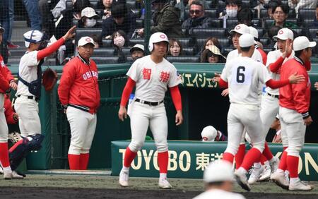 　５回の守備を終えたナインを見つめる智弁和歌山・中谷仁監督（左から２人目）＝撮影・西田忠信