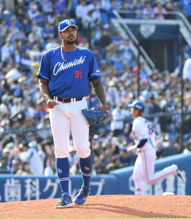 　４回、メヒアは梶原（右）に一発を浴びる（撮影・佐藤厚）