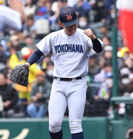 　６回、智弁和歌山・福元聖矢を三振に仕留めガッツポーズを決める横浜の２番手・片山大輔（撮影・開出牧）