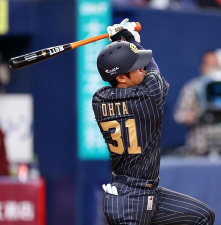 　８回、右前に適時打を放つ太田（撮影・山口登）