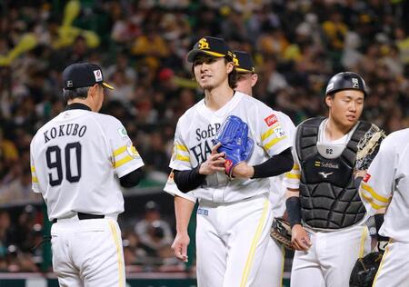 　７回途中、降板する上沢。左は小久保監督