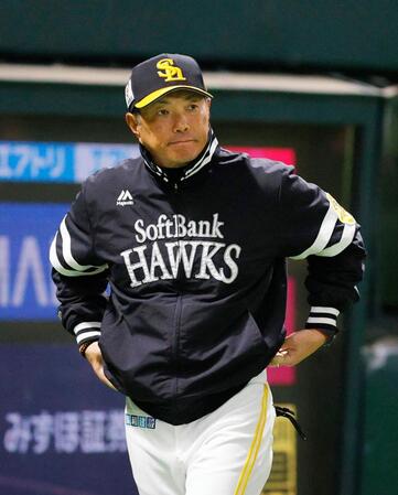 　８回の攻撃を終え、選手交代を告げた小久保監督