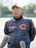 　取材に応じる智弁和歌山・中谷監督