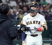 　５回、死球を受けたキャベッジ