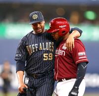 　８回、フランコ（右）は二ゴロに倒れ、ペルドモに慰められる？（撮影・山口登）