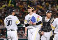 　７回途中、降板する上沢。左は小久保監督