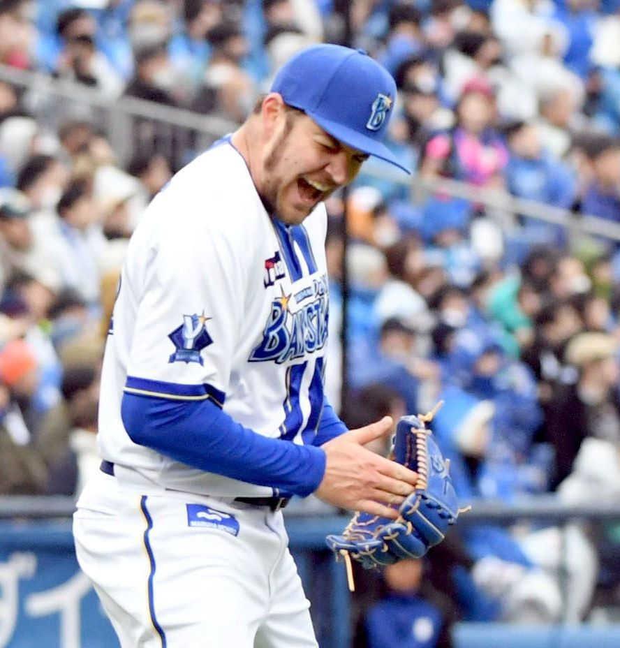 　４回、岡林を中飛に打ち取り、ほえるバウアー（撮影・佐藤厚）