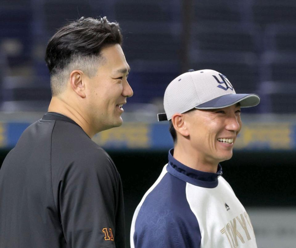 　嶋コーチ（右）と談笑する田中将（撮影・西岡正）