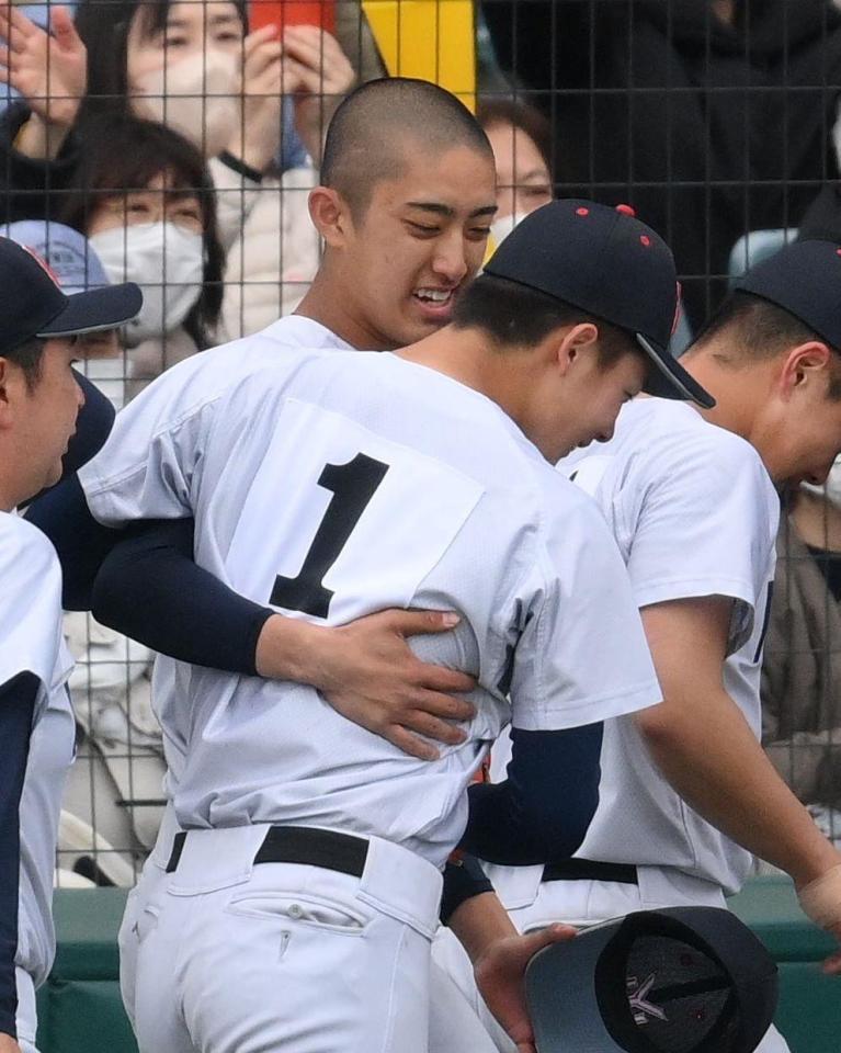 　優勝を決め、奥村頼人（１）と喜び合う横浜・織田翔希（撮影・西田忠信）