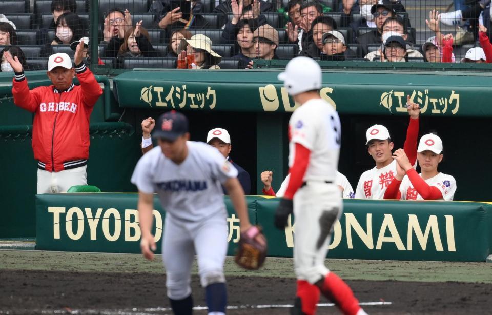 　８回、２点三塁打を放った福元聖矢（手前右）に拍手を送る智弁和歌山・中谷仁監督（左）＝撮影・西田忠信