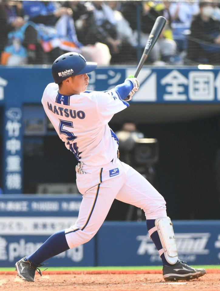 　５回、松尾は左越えにプロ初本塁打を放つ（撮影・佐藤厚）